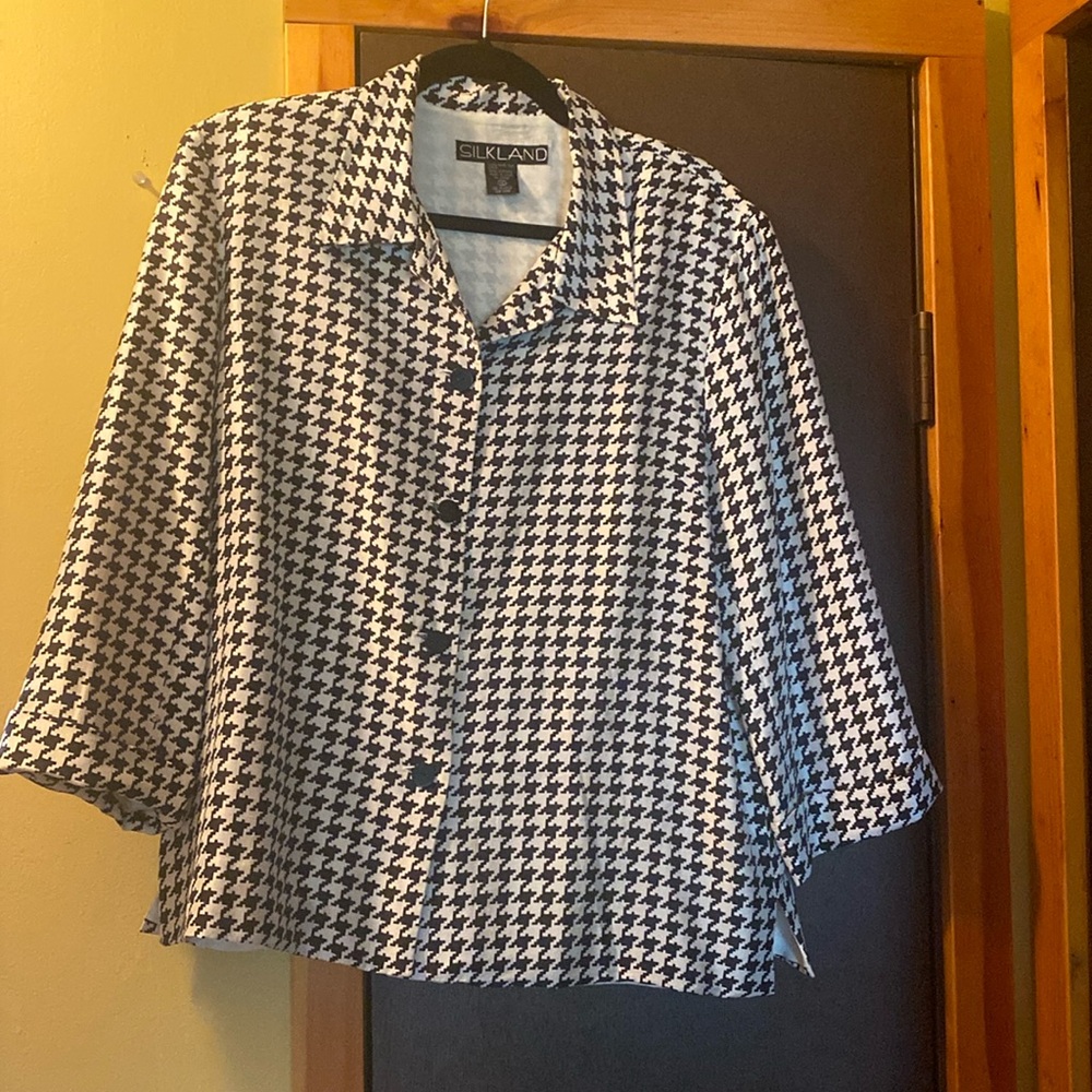 Classic Silk Land blouse Sz 12 blouse to dress up or down any ensemble.